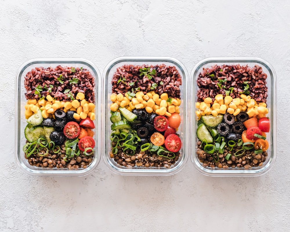 Alimentație echilibrată și sănătoasă cu legume și fructe colorate